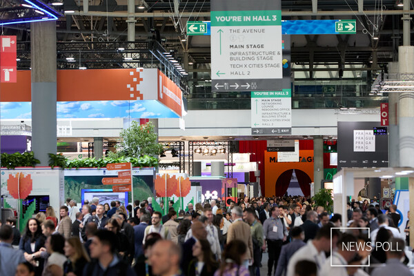 Attendees walk through the halls of Smart City Expo 2025